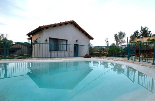 Livnim House | מתחם "חוויה של שקט"- עם בריכה משותפת קרוב לכנרת