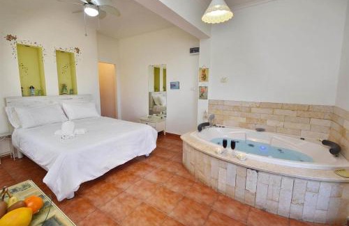 Migdal Bed & Breakfast | עדנת האוהבים - סוויטות מקסימות ליד הכנרת עם בריכה משותפת