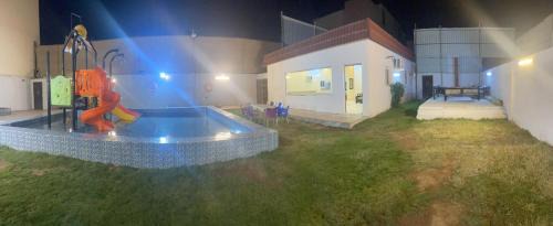 Al Qawayiyay Ski Chalet | استراحة بغرفة نوم ومسبح ألعاب مائيه