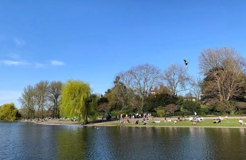 St. Johns Wood Apartment | اسكن في وسط مدينة لندن الكبرى Live in the midst of the sights اسكن في وسط مدينة لندن الكبرى