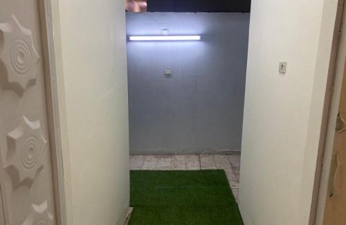 Tabuk Apartment | شقة بنظام فندقي بعقار سكني عائلي بغرفتين نوم ومجلس دور أرضي مخدوم غرفة نوم رئيسه بسرير كبير حمام خاص وغرفة نوم ثانية ب 3 اسرة مفردة وبحمام مستقل و مطبخ مجهز و مجلس و مدخل مستقل الارخص بالنظام الفندقي الخاص