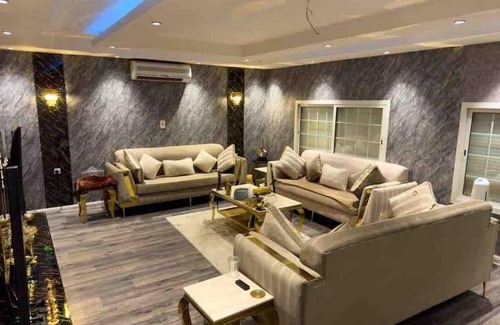 Al Ulaya Apartment | شقة فاخرة صالة كبيرة وغرفتين نوم وسطح وثلاث حمامات