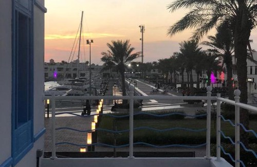 Durrat Al-Arous Apartment | شقة في درة العروس منطقة المرسى تتكون من غرفتين وصاله ومطبخ كامل وحمام موقعها في الطابق العلوي قريبة من سوبر ماركت وحولها جميع الخدمات من صيدلة ومطاعم وكافيهات