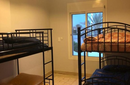 Durrat Al-Arous Apartment | شقة في درة العروس منطقة المرسى تتكون من غرفتين وصاله ومطبخ كامل وحمام موقعها في الطابق العلوي قريبة من سوبر ماركت وحولها جميع الخدمات من صيدلة ومطاعم وكافيهات