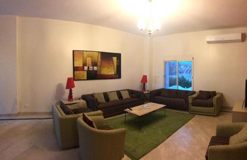 Durrat Al-Arous Apartment | شقة في درة العروس منطقة المرسى تتكون من غرفتين وصاله ومطبخ كامل وحمام موقعها في الطابق العلوي قريبة من سوبر ماركت وحولها جميع الخدمات من صيدلة ومطاعم وكافيهات