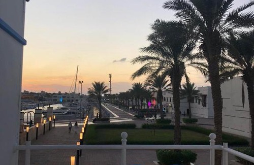 Durrat Al-Arous Apartment | شقة في درة العروس منطقة المرسى تتكون من غرفتين وصاله ومطبخ كامل وحمام موقعها في الطابق العلوي قريبة من سوبر ماركت وحولها جميع الخدمات من صيدلة ومطاعم وكافيهات