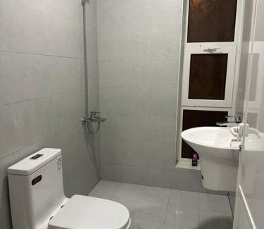 Al Hofuf Apartment | غرفة نوم خلف بلك كوفي