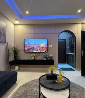 Al Ulaya Apartment | غرفة نوم وصالة في قلب الخبر