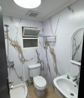 Al Ulaya Apartment | غرفة نوم وصالة في قلب الخبر