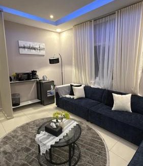 Al Ulaya Apartment | غرفة نوم وصالة في قلب الخبر