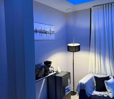 Al Ulaya Apartment | غرفة نوم وصالة في قلب الخبر