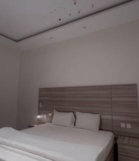 Gurayat Apartment | قمة البرج الذهبي للشقق المفروشة