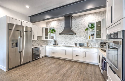 Foothills House | ᨒ CIELO Vegas Strip Views, Lux Oasis w Pool+Spa+Pickleball. Pet Friendly