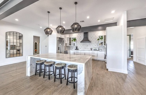 Foothills House | ᨒ CIELO Vegas Strip Views, Lux Oasis w Pool+Spa+Pickleball. Pet Friendly