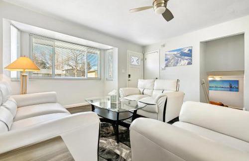 Cheyenne Meadows House | ᨒStylish 4BR - Movie Lounge - 10 min to Ft Carsonᨒ