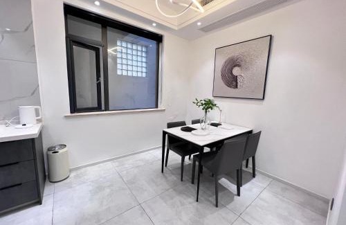 Lujiazui Apartment | 上海世博浦东三房别墅