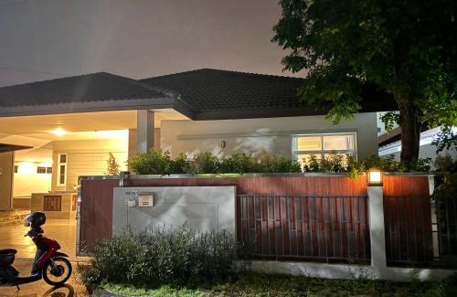 Na Kluea Villa | 喧嚣都市绿荫花丛中的PanaLee别墅