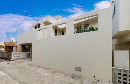 Naha City Centre House | 国際通り徒歩3分 無料駐車場2台 空港車で10分 トイレ2 最大8人 松尾style