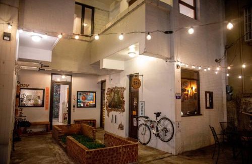Longjing Hostel | 框框背包客棧 Kuang Kuang Hostel