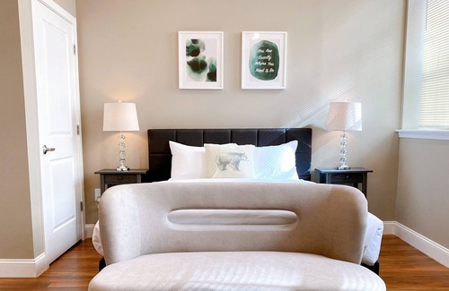 Logan Square Apartment | 浪淘沙 | Pinot Noir Studio at City Hall