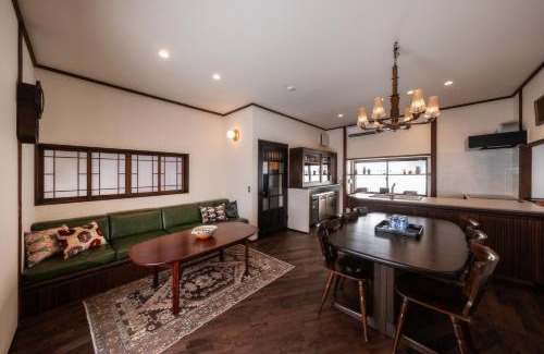 Dogo Hot Spring Apartment | 源泉かけ流しの一棟貸し温泉宿The Feet Dogo築70年日本文化的道後温泉徒歩6分大正ロマンの調度品テレビ無しで家族団らん