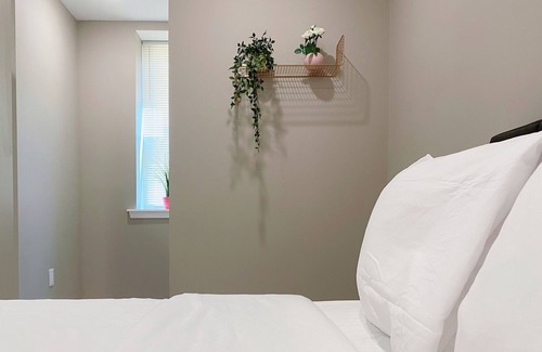 Logan Square Apartment | 白玉霓 | Ugni Blanc 1 BR/1 BA @ City Hall