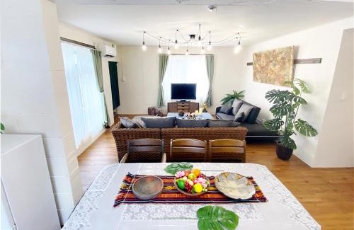 Jitchaku Villa | 空港から車で15分 国際通りやパルコシティへは10分 アメリカンビレッジまでは20分 最大で8名まで泊まれる一軒家