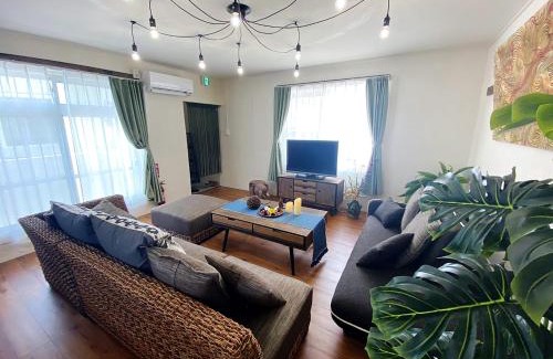 Jitchaku Villa | 空港から車で15分 国際通りやパルコシティへは10分 アメリカンビレッジまでは20分 最大で8名まで泊まれる一軒家