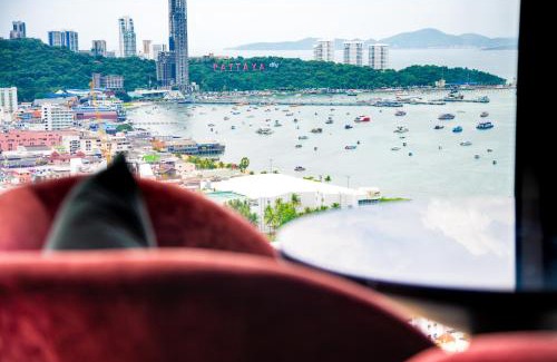 Pattaya Bay Apartment | 芭提雅Edge极致高端景观房-海景城景巨大顶楼泳池-健身房按摩房乒乓球室花园餐厅