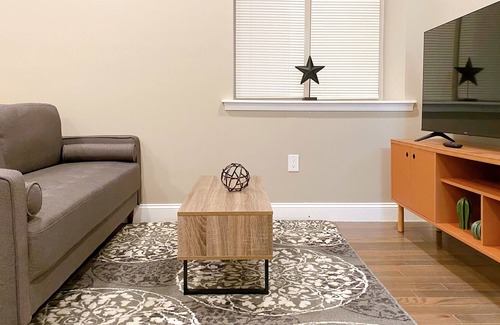 Logan Square Apartment | 蝶戀花 | Glera 1 BR/1 BA at City Hall