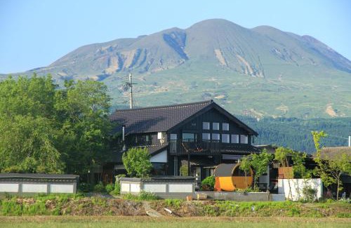 Aso Apartment | 阿蘇の大観峰を一望!プライベートサウナと湧水プールが魅力の一棟貸しの宿