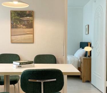 Hongjeil-tong Apartment | 리뉴얼 할인,STAY Yeo yu , 공항버스3분 ,3Room, 4bed, 최대7인