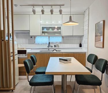 Hongjeil-tong Apartment | 리뉴얼 할인,STAY Yeo yu , 공항버스3분 ,3Room, 4bed, 최대7인