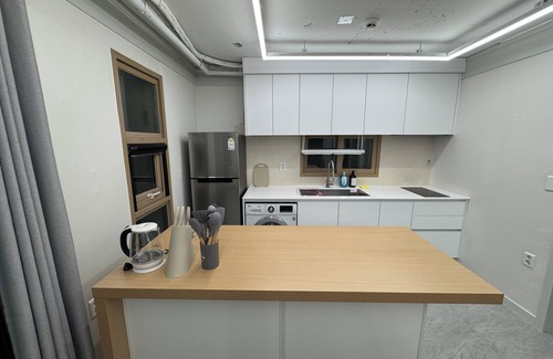 Seongsu Apartment | 삼Atelier Seongsu Riverside Loft Cherry Blossom Road Han River airport bus