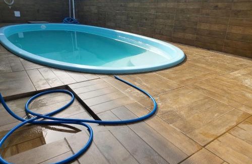 Maranduba Ski Chalet | 0005.02 - Maranduba - Chalé - 1 Dorm - 6 Pess - 3 Quadras Do Mar - Piscina Coletiva - WIFI - Ar Condicionado