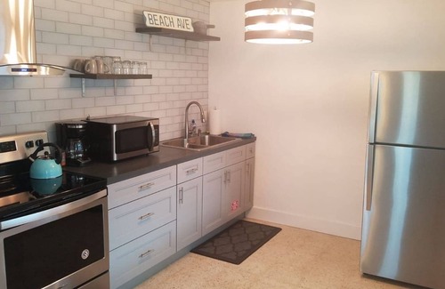 Sailboat Bend Apartment | 02 Rustic meets Beachy Apartment - Walk Downtown!