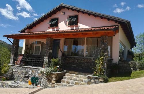 Varese Ligure Apartment | 027- Agriturismo Il Boschetto - Camera Matrimoniale PISCINA Pace e Natura