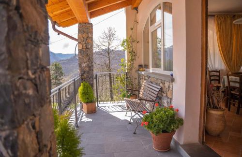 Varese Ligure Apartment | 027- Agriturismo Il Boschetto - Camera Matrimoniale PISCINA Pace e Natura