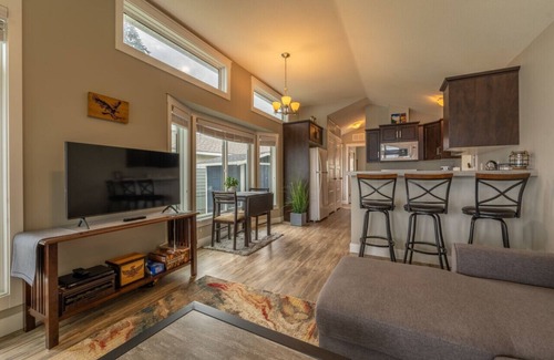 Regional District of Mount Waddington Cottage | 04 - Eagle's Nest Cottage By The Sea at Alder Bay
