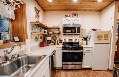 Glacier Cabin | 04SL - Hot Tub - BBQ - Pets OK - Sleeps 5 by RedAwning
