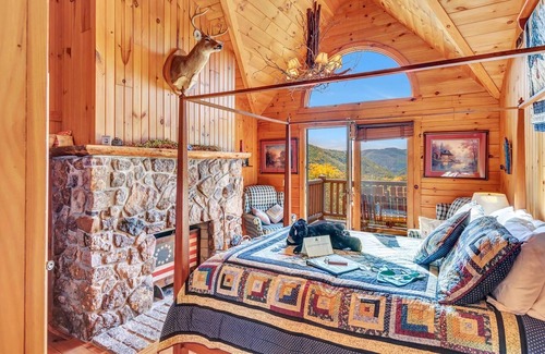 Cabins House | 05) Eagles Nest Room