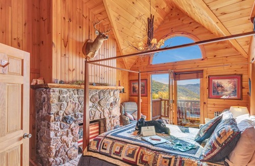 Cabins House | 05) Eagles Nest Room