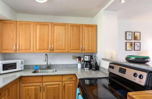 McCully - Moiliili Apartment | 05 FREE Parking 10 min beach 2br-Waikiki Ala Moana