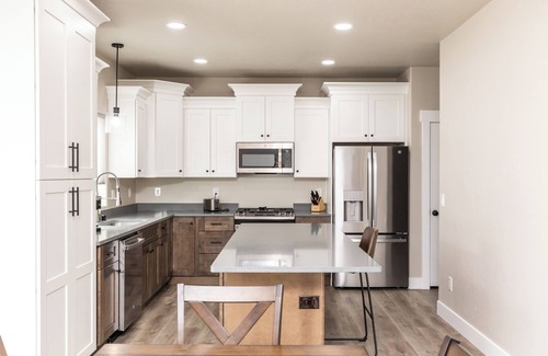 Elko House | #07 3-bedroom new house in Elko with WiFi, AC. Enjoy a peaceful getaway