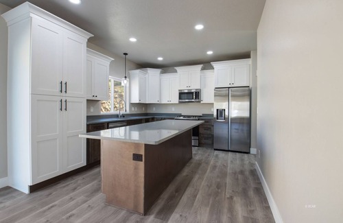 Elko House | #07 3-bedroom new house in Elko with WiFi, AC. Enjoy a peaceful getaway