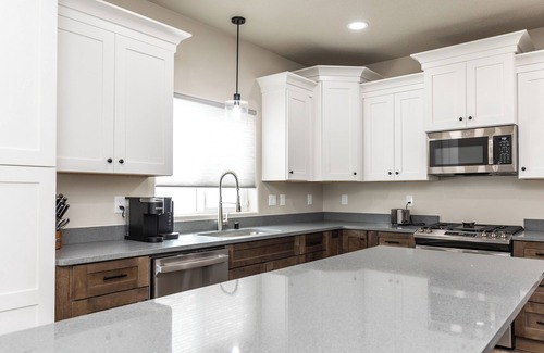 Elko House | #07 3-bedroom new house in Elko with WiFi, AC. Enjoy a peaceful getaway