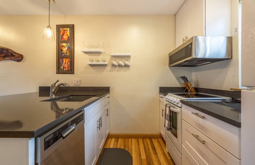 Hood River Condo | 08 Lodge, Downtown, AC, Ground Floor, Hood River!