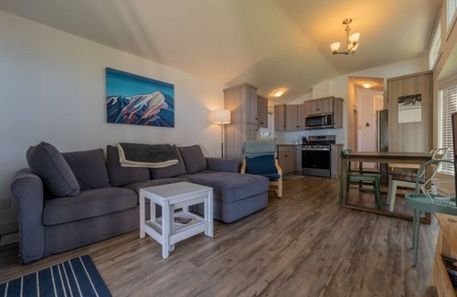 Regional District of Mount Waddington Cottage | 09 - Kingfisher Cottage By The Sea at Alder Bay
