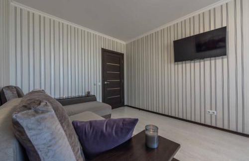 Dniprovs'kyi District Apartment | 1-к Люкс Подобово поряд метро Чернігівська Дарниця ТЦ Серце Проспект МВЦ