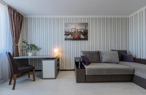 Dniprovs'kyi District Apartment | 1-к Люкс Подобово поряд метро Чернігівська Дарниця ТЦ Серце Проспект МВЦ